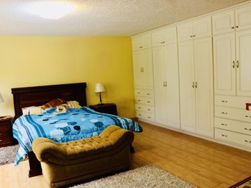 Hermosa casa en venta en Cumbayá – La Primavera 2 con amplio terreno y jardín