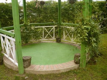 Hermosa casa en venta en Cumbayá – La Primavera 2 con amplio terreno y jardín