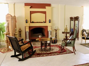 Hermosa casa en venta en Cumbayá – La Primavera 2 con amplio terreno y jardín