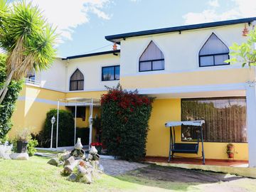 Hermosa casa en venta en Cumbayá – La Primavera 2 con amplio terreno y jardín