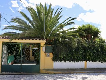 Hermosa casa en venta en Cumbayá – La Primavera 2 con amplio terreno y jardín