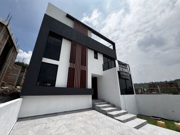 Casa nueva con roof garden, jardín y oficina en Bellavista – Atizapán