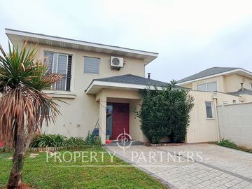 Venta de hermosa y cómoda casa en barrio residencial de Peñalolén