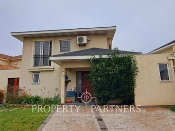 Venta de hermosa y cómoda casa en barrio residencial de Peñalolén