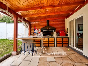 Venta de hermosa y cómoda casa en barrio residencial de Peñalolén