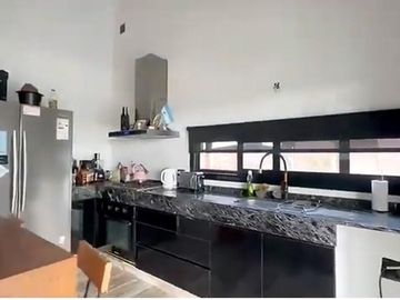 VENTA CASA DE 4 AMBIENTE EN BARRIO SAN SEBASTIAN AREA 08