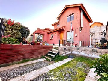 Casa en Venta en ACOGEDORA, BUEN ESTADO, BUEN BARRIO, Hermosas Vistas, Juegos, Parques, Las Vizcachas, Puente Alto