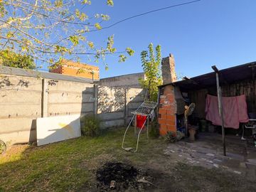 CASA DE BARRIO EN Bº 17 DE AGOSTO 3 DORM.