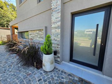 VENTA CASA 5 AMB C/PISCINA - B. LOS ARCES, PILAR