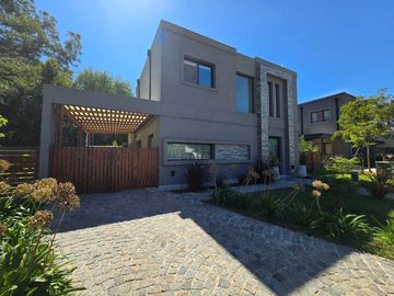 VENTA CASA 5 AMB C/PISCINA - B. LOS ARCES, PILAR