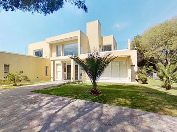 Casa en Venta El Nacional Club de Campo / permuta