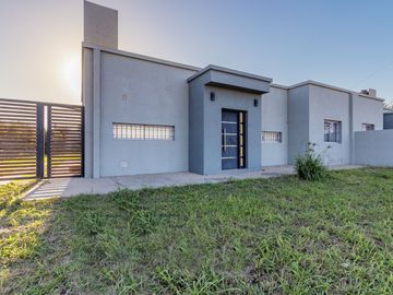 VENTA CASA 2 DORMITORIOS CON PILETA EN FUNES