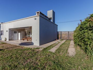 VENTA CASA 2 DORMITORIOS CON PILETA EN FUNES