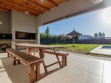 VENTA CASA 2 DORMITORIOS CON PILETA EN FUNES