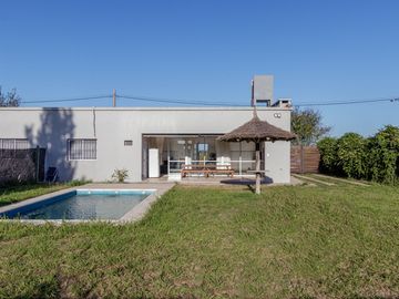 VENTA CASA 2 DORMITORIOS CON PILETA EN FUNES