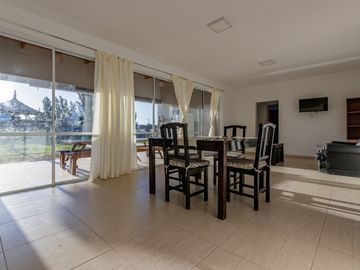 VENTA CASA 2 DORMITORIOS CON PILETA EN FUNES