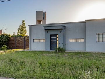 VENTA CASA 2 DORMITORIOS CON PILETA EN FUNES