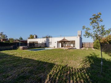 VENTA CASA 2 DORMITORIOS CON PILETA EN FUNES