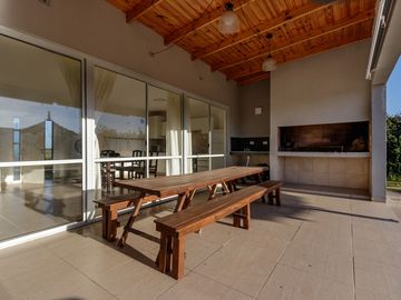 VENTA CASA 2 DORMITORIOS CON PILETA EN FUNES
