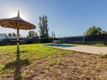 VENTA CASA 2 DORMITORIOS CON PILETA EN FUNES