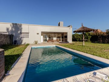VENTA CASA 2 DORMITORIOS CON PILETA EN FUNES