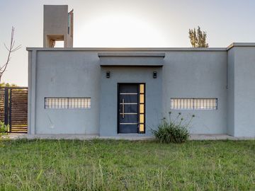 VENTA CASA 2 DORMITORIOS CON PILETA EN FUNES