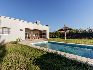VENTA CASA 2 DORMITORIOS CON PILETA EN FUNES