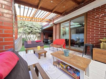 LINDA CASA DE 3 PISOS, METRO QUILIN