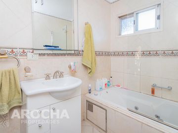 Casa en  venta - Los Robles - Burzaco