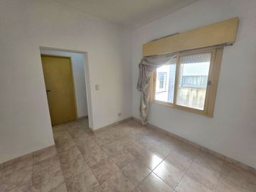 Venta 2 Ambientes Luminoso 1er piso Caseros Centro