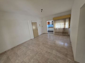 Venta 2 Ambientes Luminoso 1er piso Caseros Centro