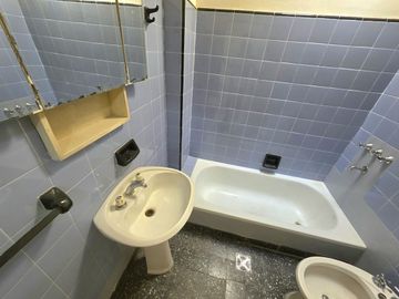 Venta 2 Ambientes Luminoso 1er piso Caseros Centro
