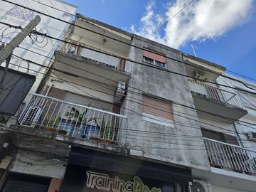 Venta 2 Ambientes Luminoso 1er piso Caseros Centro