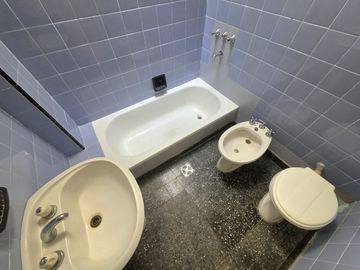 Venta 2 Ambientes Luminoso 1er piso Caseros Centro