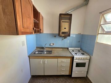 Venta 2 Ambientes Luminoso 1er piso Caseros Centro