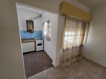Venta 2 Ambientes Luminoso 1er piso Caseros Centro