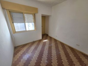 Venta 2 Ambientes Luminoso 1er piso Caseros Centro