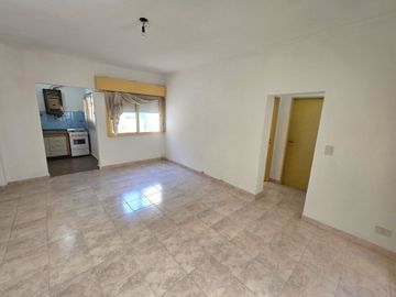 Venta 2 Ambientes Luminoso 1er piso Caseros Centro
