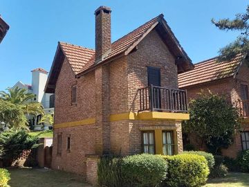 VENTA de Duplex en Villa Gesell Norte 4 ambientes
