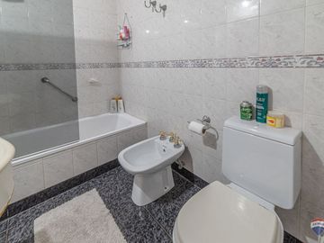 CASA 223M2 VENTA RAMOS MEJIA C/PATIO PARRI + DEPTO