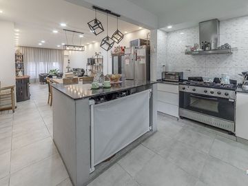 CASA 223M2 VENTA RAMOS MEJIA C/PATIO PARRI + DEPTO