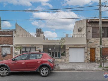 CASA 223M2 VENTA RAMOS MEJIA C/PATIO PARRI + DEPTO