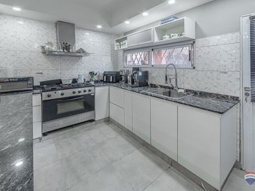 CASA 223M2 VENTA RAMOS MEJIA C/PATIO PARRI + DEPTO