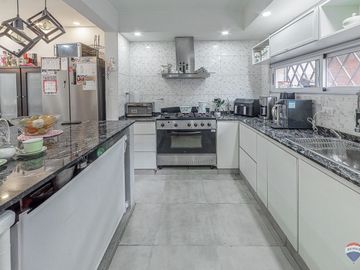 CASA 223M2 VENTA RAMOS MEJIA C/PATIO PARRI + DEPTO