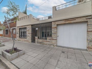 CASA 223M2 VENTA RAMOS MEJIA C/PATIO PARRI + DEPTO