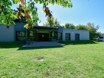 CASA EN VENTA LA PLATA SOBRE 1,6 HECTÁREAS PILETA