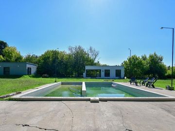 CASA EN VENTA LA PLATA SOBRE 1,6 HECTÁREAS PILETA