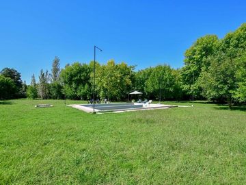 CASA EN VENTA LA PLATA SOBRE 1,6 HECTÁREAS PILETA