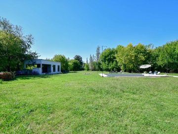 CASA EN VENTA LA PLATA SOBRE 1,6 HECTÁREAS PILETA