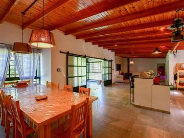 CASA EN VENTA LA PLATA SOBRE 1,6 HECTÁREAS PILETA